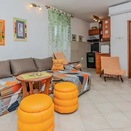 2 Bedroom In Appartamento Privlaka (Zadar)