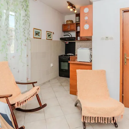 2 Bedroom In Appartamento Privlaka (Zadar)